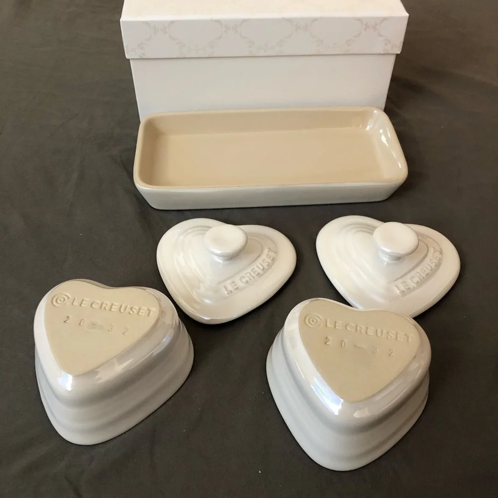 NEW Le Creuset Petite Ramekin Set of 2 Heart shaped Pearlized White with Tray - Picture 8 of 13